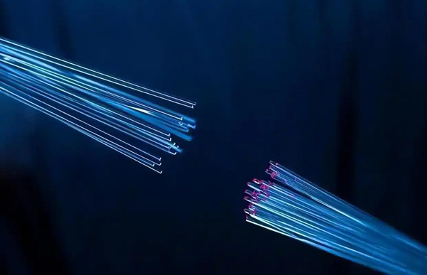 光纤连接器市场竞争激烈，企业加大研发投入